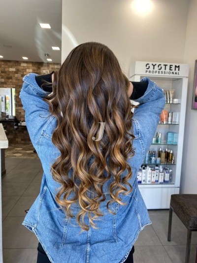 Foto di donna con capelli lunghi castano chiaro dorato
