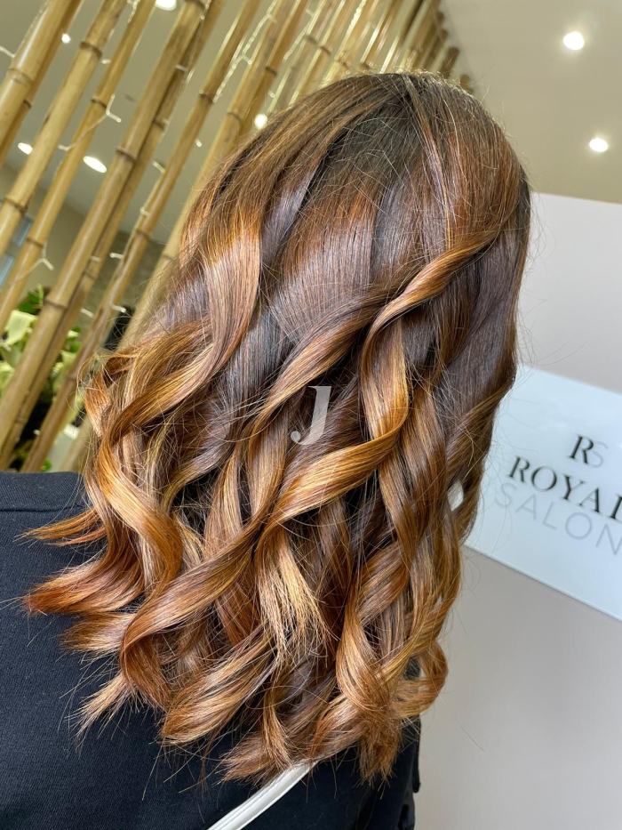 Foto di donna con capelli lunghi castano chiaro dorato