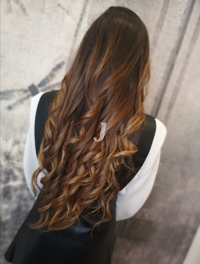 Foto di donna con capelli lunghi castano chiaro dorato