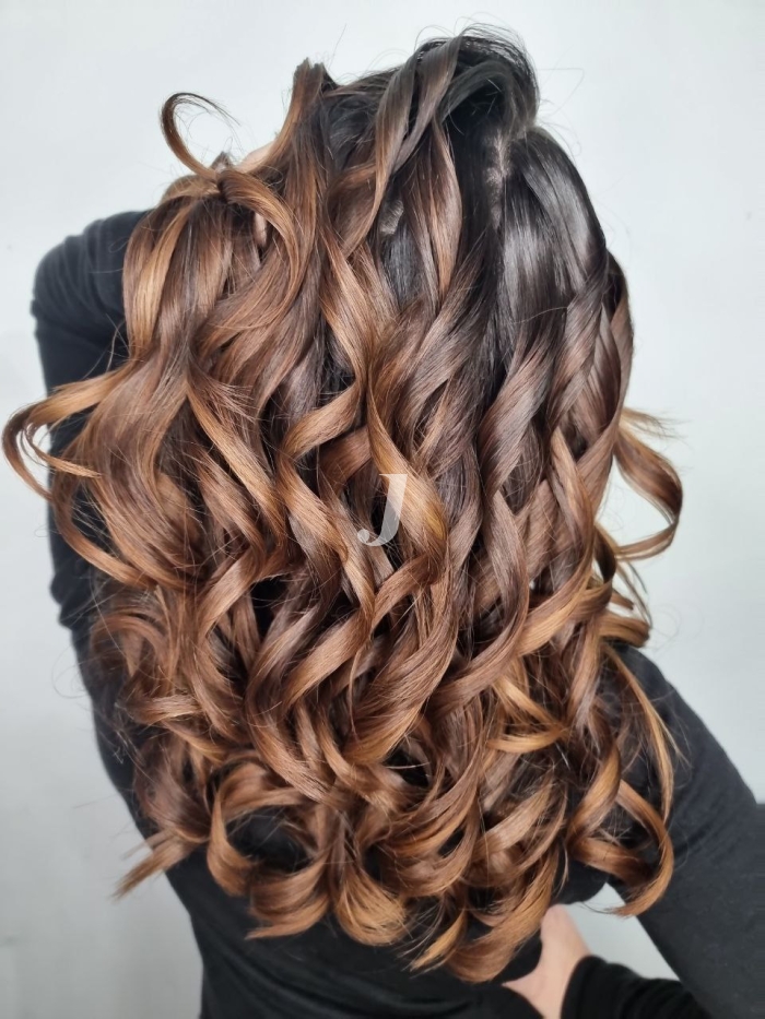 Foto di donna con capelli lunghi castano chiaro dorato