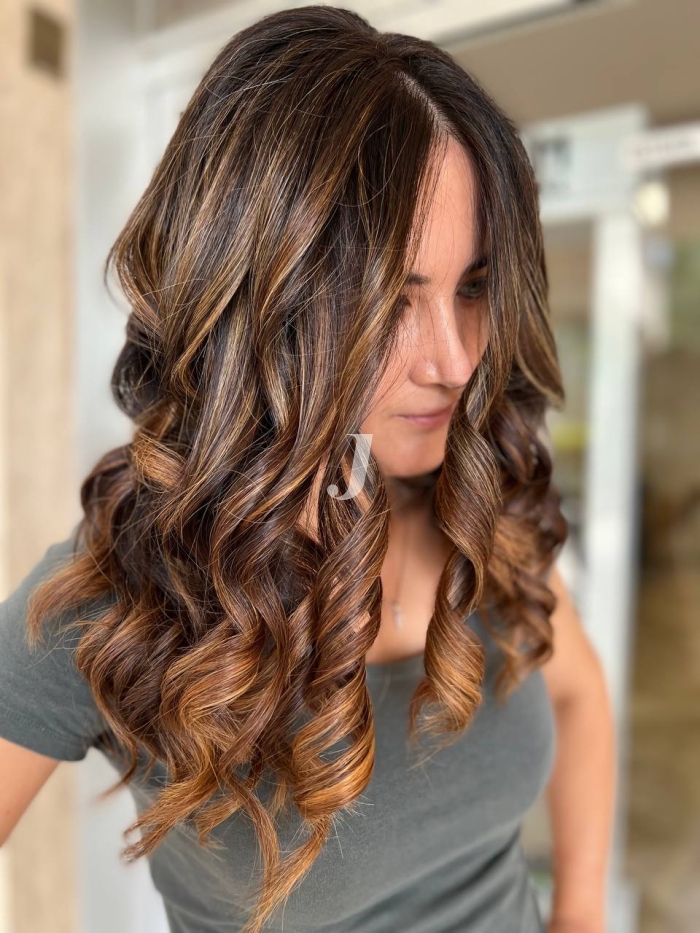 Foto di donna con capelli lunghi castano chiaro dorato