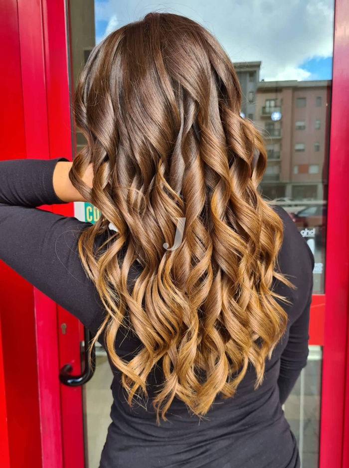 Foto di donna con capelli lunghi castano chiaro dorato