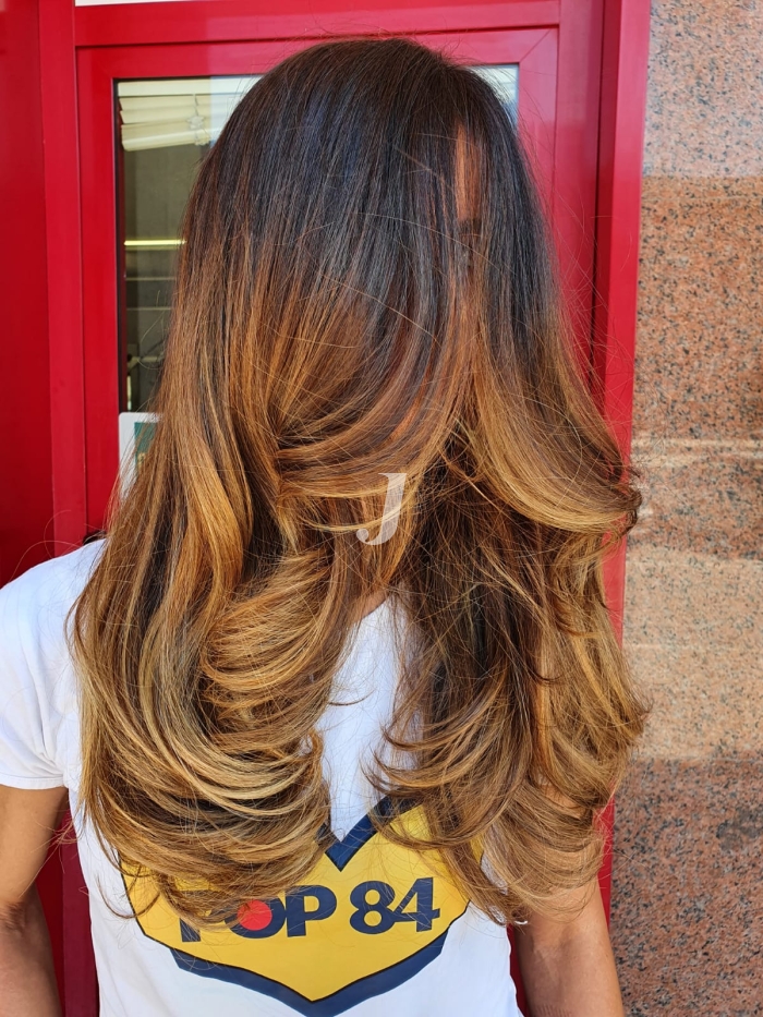 Foto di donna con capelli lunghi castano chiaro dorato