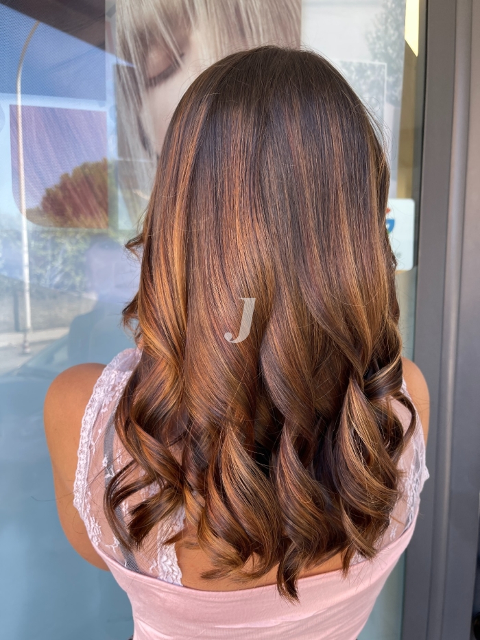 Foto di donna con capelli lunghi castano chiaro dorato