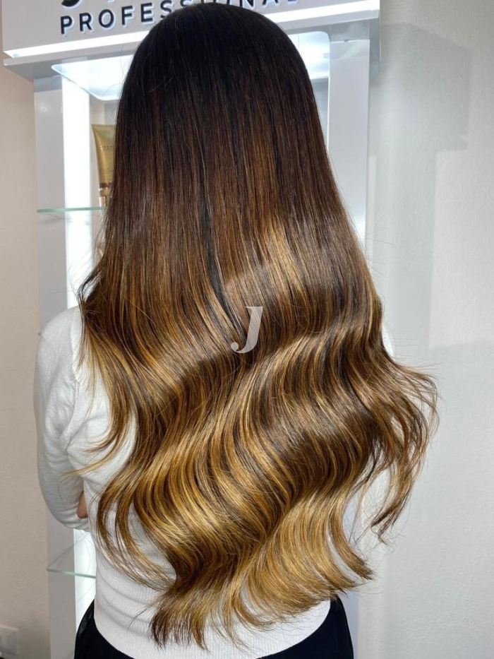 Foto di donna con capelli lunghi castano chiaro dorato