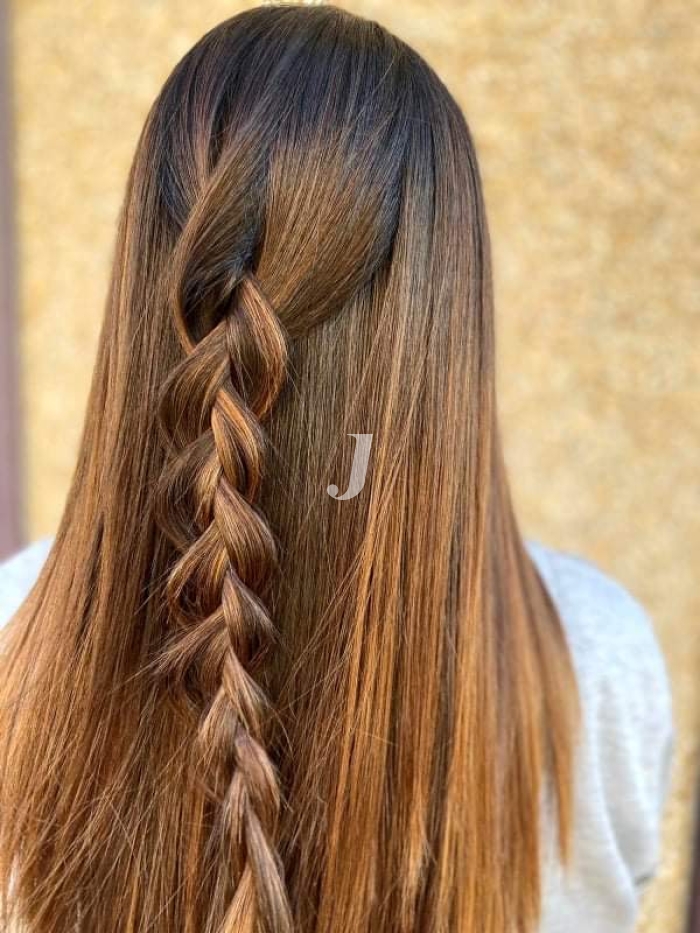 Foto di donna con capelli lunghi castano chiaro dorato