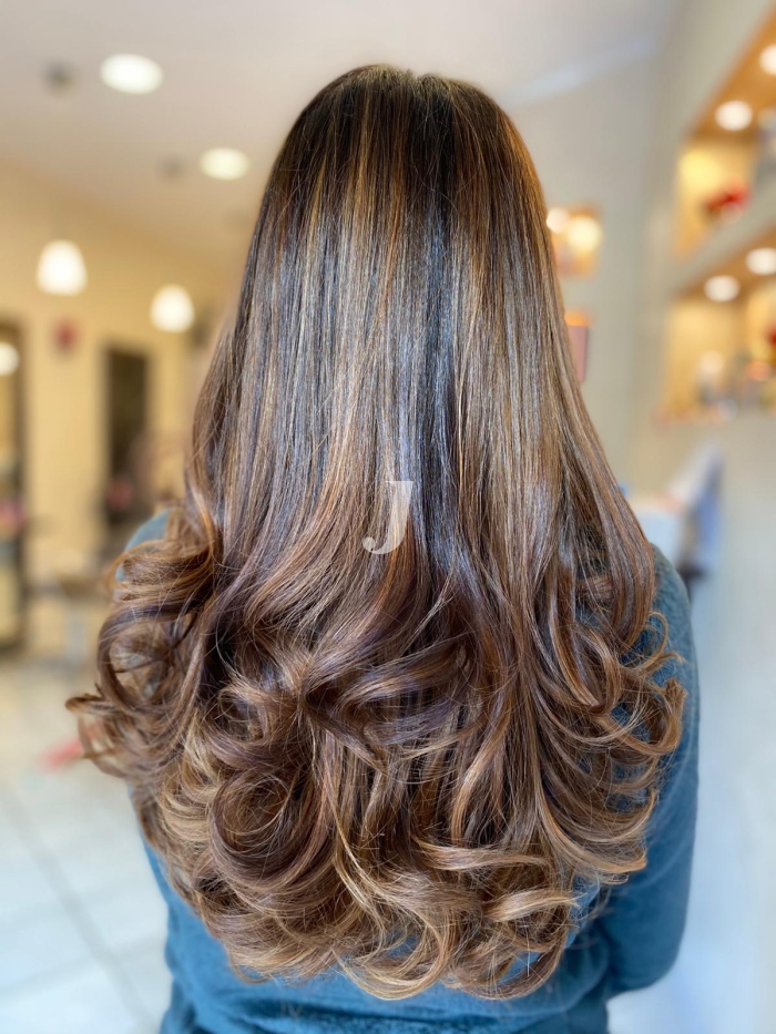 Foto di donna con capelli lunghi castano chiaro dorato