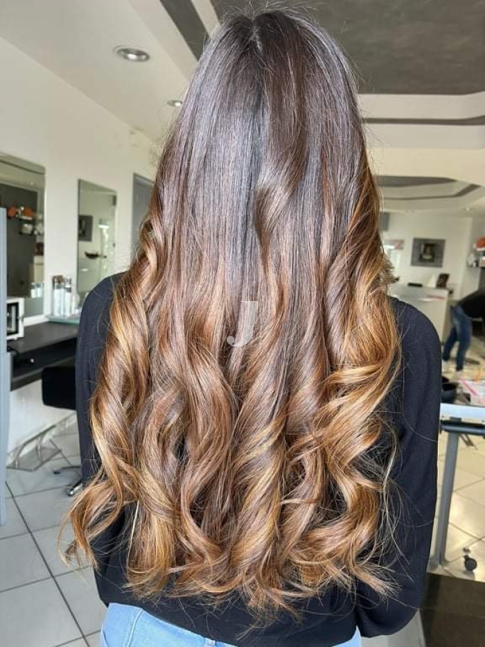 Foto di donna con capelli lunghi castano chiaro dorato