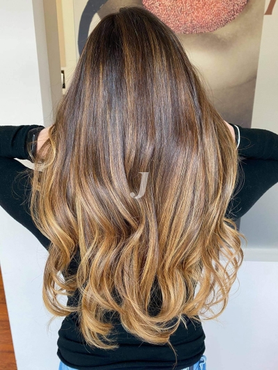 Foto di donna con capelli lunghi castano chiaro dorato