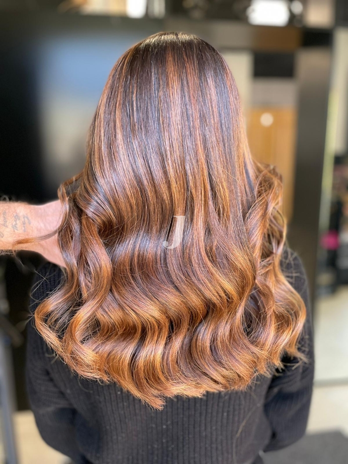 Foto di donna con capelli lunghi castano chiaro dorato