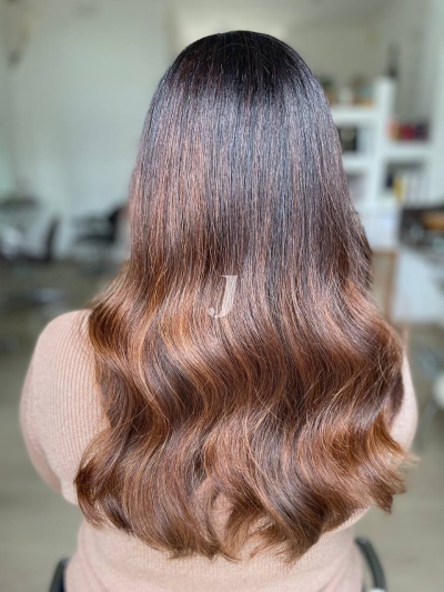 Foto di donna con capelli lunghi castano chiaro sabbia