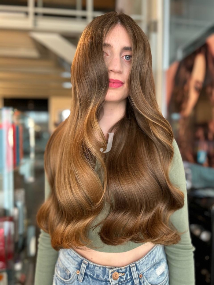 Foto di donna con capelli lunghi castano chiaro sabbia