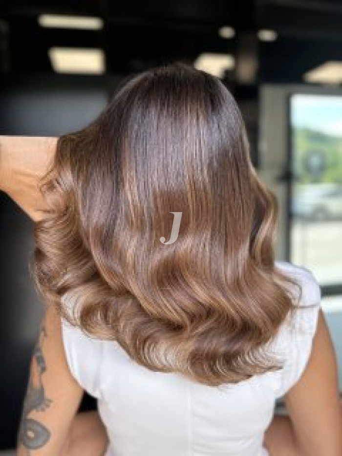 Foto di donna con capelli lunghi castano chiaro sabbia