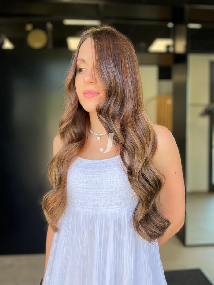 Foto di donna con capelli lunghi castano chiaro sabbia