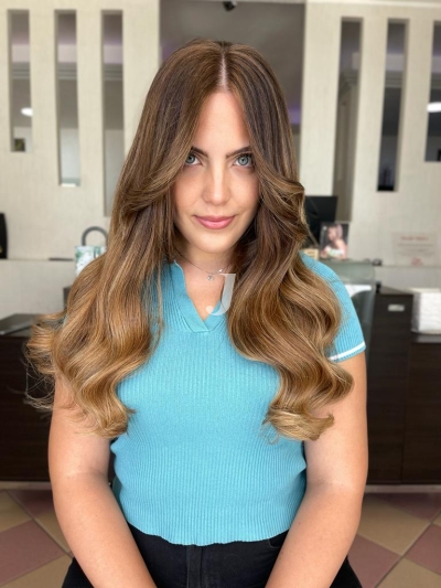 Foto di donna con capelli lunghi castano chiaro sabbia