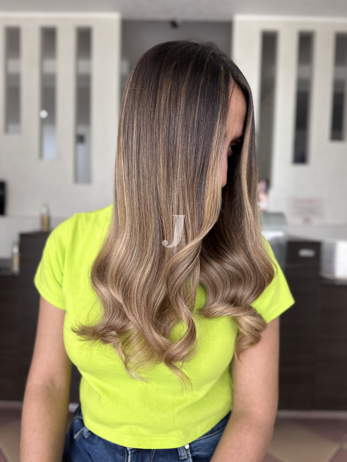 Foto di donna con capelli lunghi castano chiaro sabbia