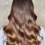 Foto di donna con capelli lunghi castano chiaro sabbia