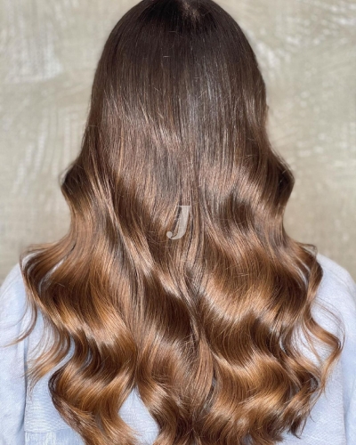 Foto di donna con capelli lunghi castano chiaro sabbia