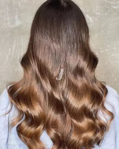 Foto di donna con capelli lunghi castano chiaro sabbia