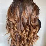 Foto di donna con capelli lunghi castano chiaro sabbia