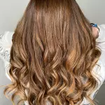 Foto di donna con capelli lunghi castano chiaro sabbia