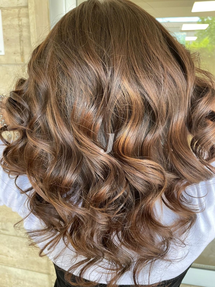 Foto di donna con capelli lunghi castano chiaro sabbia