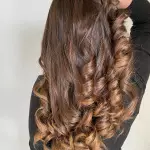 Foto di donna con capelli lunghi castano chiaro sabbia