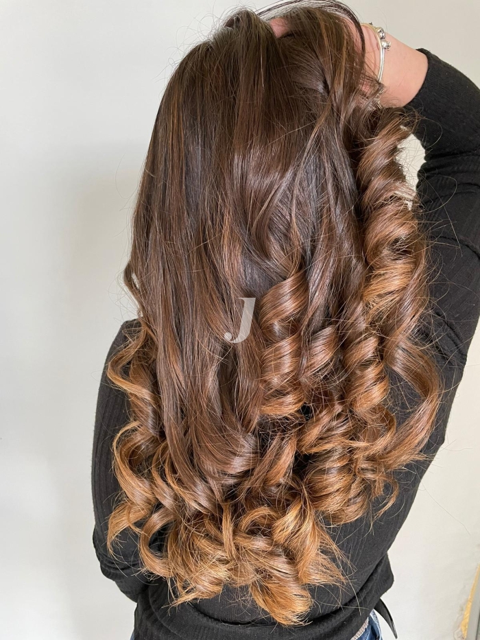 Foto di donna con capelli lunghi castano chiaro sabbia