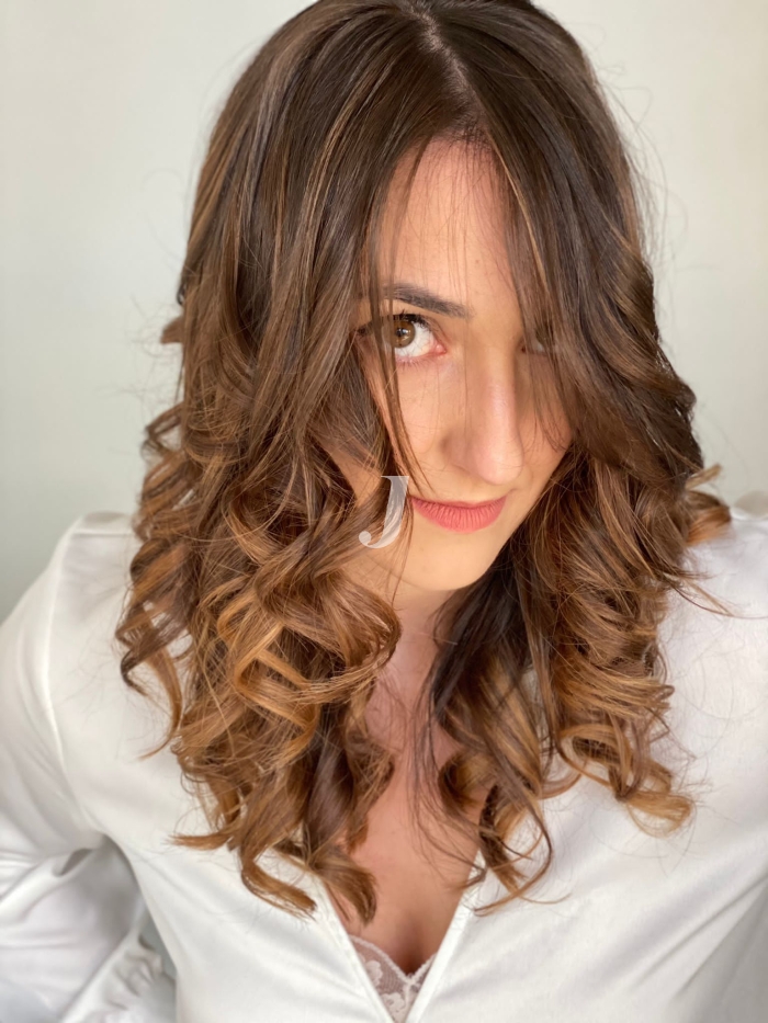 Foto di donna con capelli lunghi castano chiaro sabbia