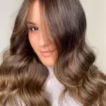 Foto di donna con capelli lunghi castano chiaro sabbia