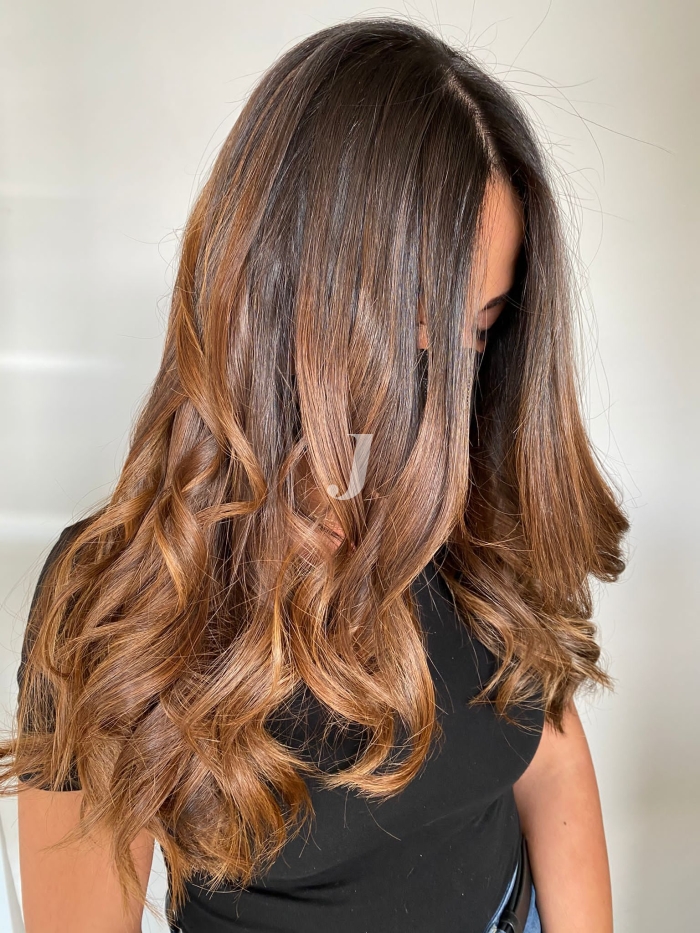 Foto di donna con capelli lunghi castano chiaro sabbia