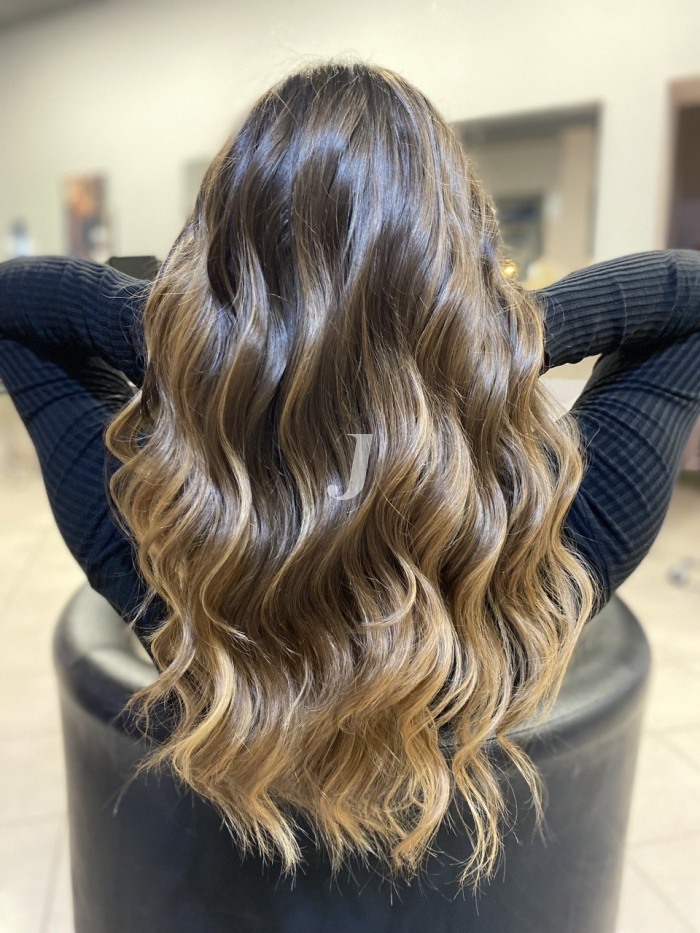 Foto di donna con capelli lunghi castano chiaro sabbia