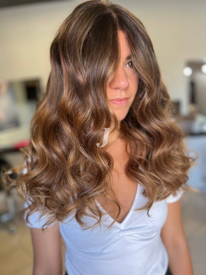 Foto di donna con capelli lunghi castano chiaro sabbia