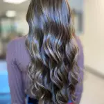 Foto di donna con capelli lunghi castano chiaro sabbia