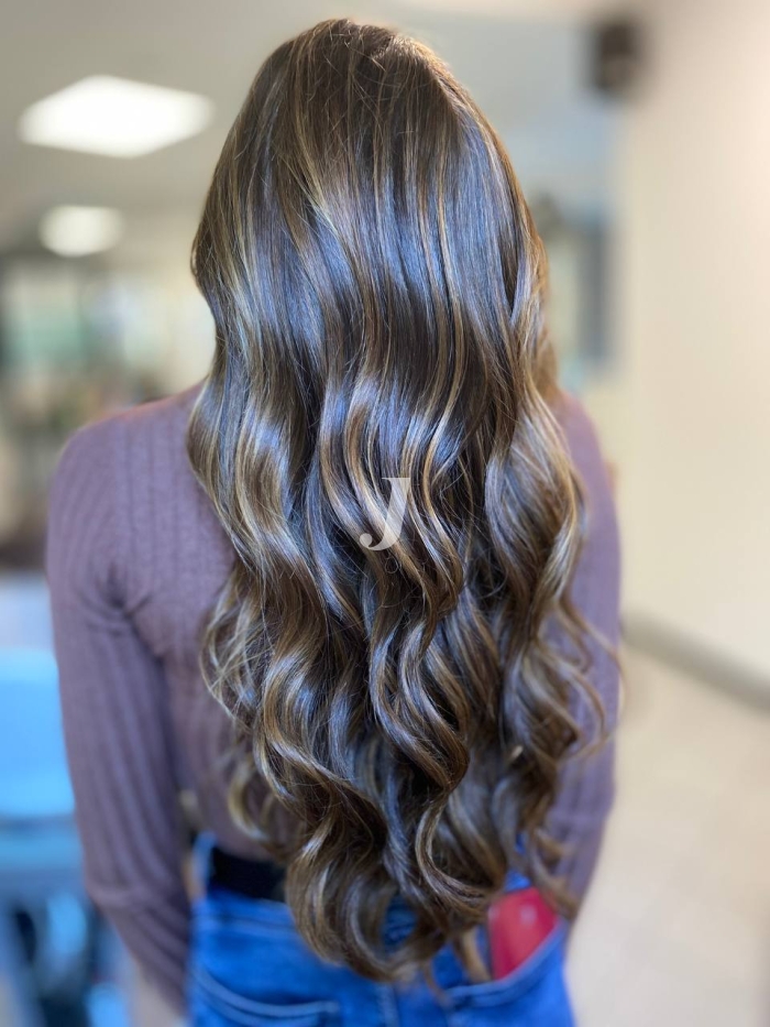 Foto di donna con capelli lunghi castano chiaro sabbia