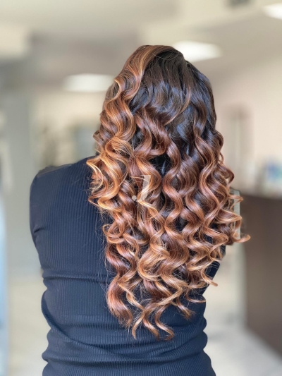 Foto di donna con capelli lunghi castano chiaro sabbia