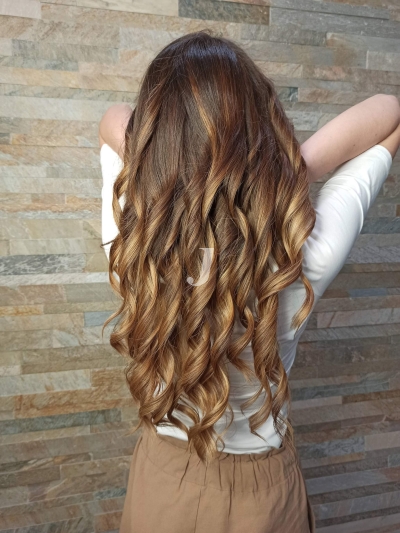 Foto di donna con capelli lunghi castano chiaro sabbia