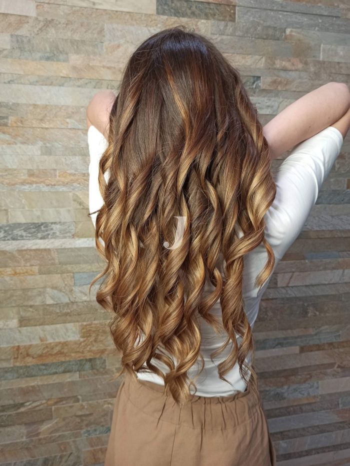 Foto di donna con capelli lunghi castano chiaro sabbia