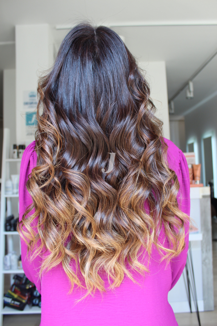 Foto di donna con capelli lunghi castano chiaro sabbia