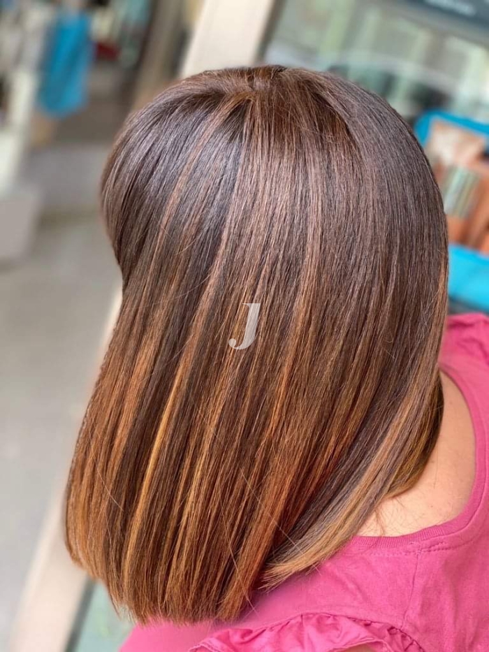 Foto di donna con capelli lunghi castano chiaro sabbia