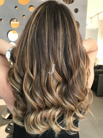 Foto di donna con capelli lunghi castano chiaro sabbia