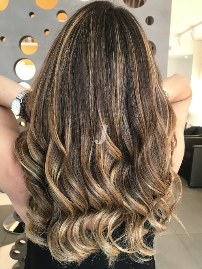 Foto di donna con capelli lunghi castano chiaro sabbia