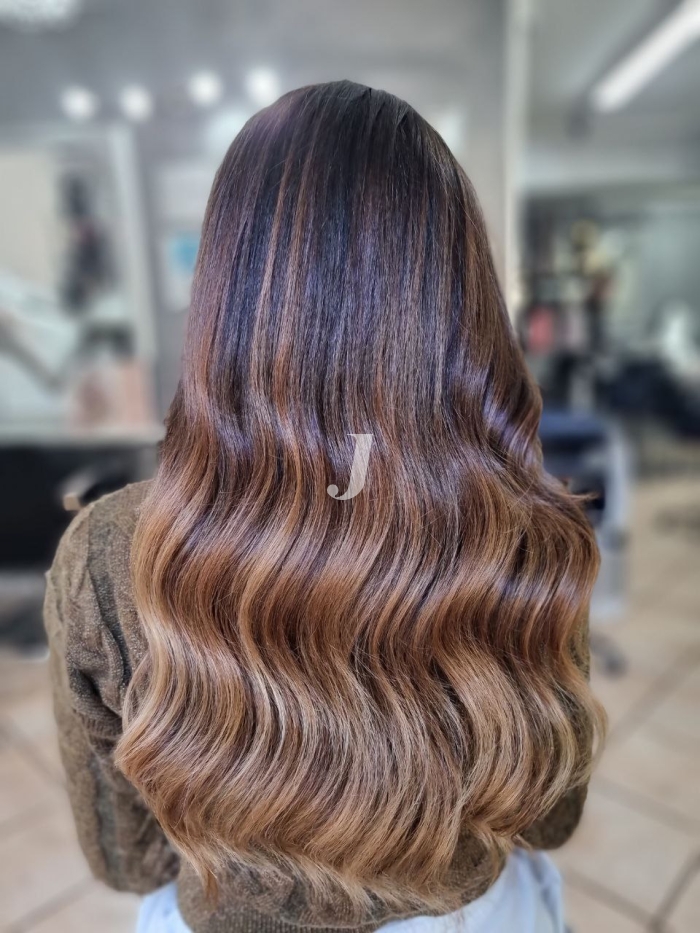 Foto di donna con capelli lunghi castano chiaro sabbia