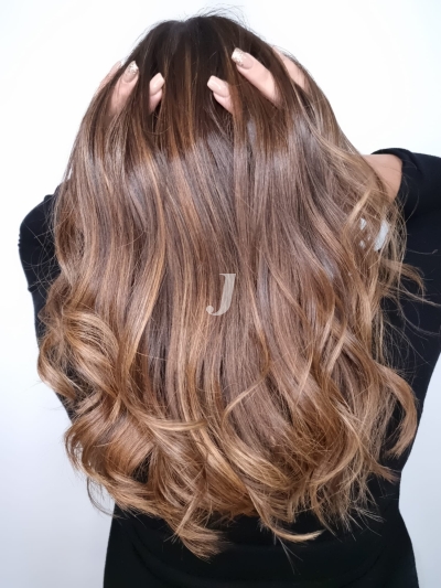 Foto di donna con capelli lunghi castano chiaro sabbia