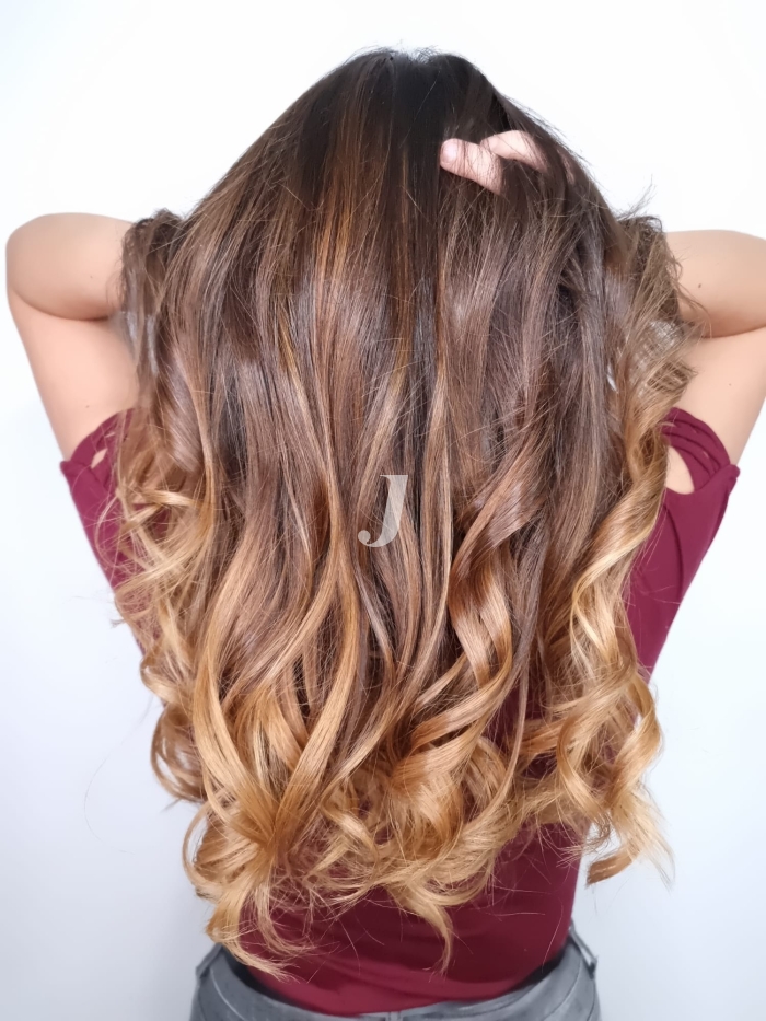 Foto di donna con capelli lunghi castano chiaro sabbia