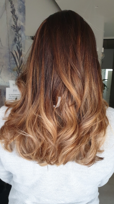 Foto di donna con capelli lunghi castano chiaro sabbia