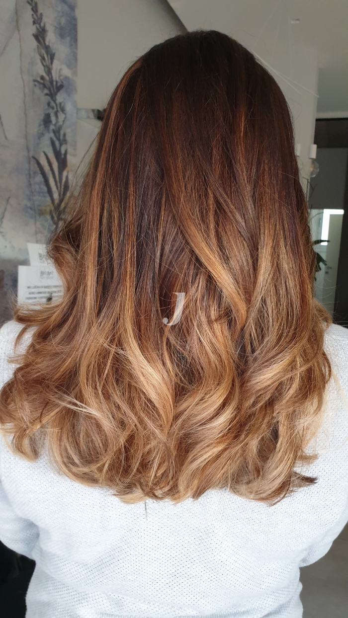 Foto di donna con capelli lunghi castano chiaro sabbia