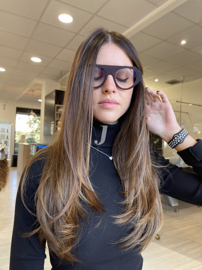 Foto di donna con capelli lunghi castano chiaro sabbia