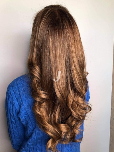 Foto di donna con capelli lunghi castano chiaro sabbia