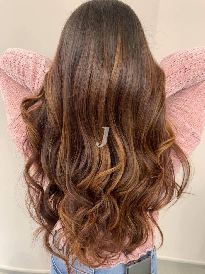 Foto di donna con capelli lunghi castano chiaro sabbia